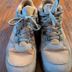 Men's REI hiking boots 9.5